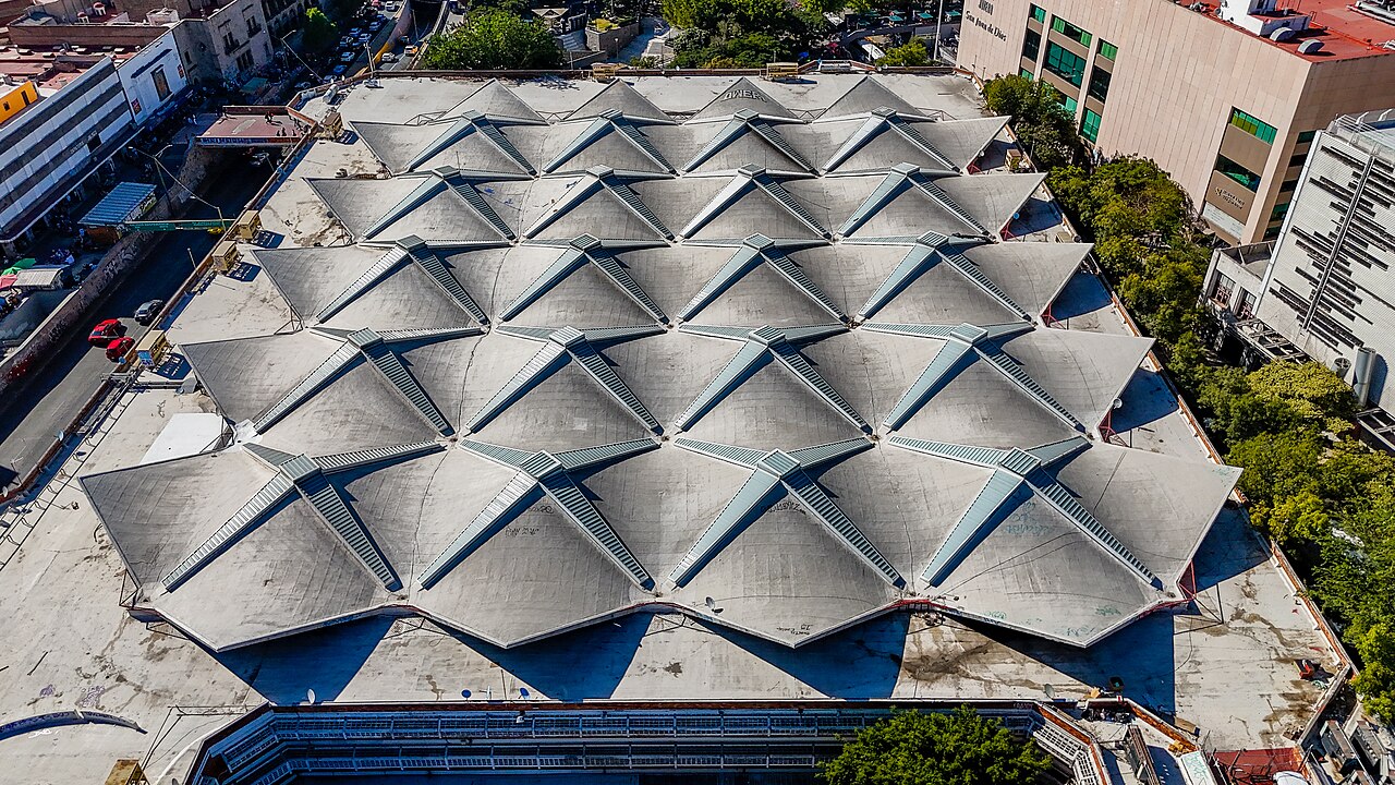 Vista aérea de las cubiertas geométricas del Mercado Libertad