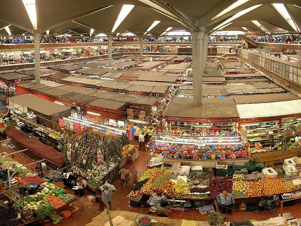 Panorama del interior del Mercado Libertad con su estructura de concreto