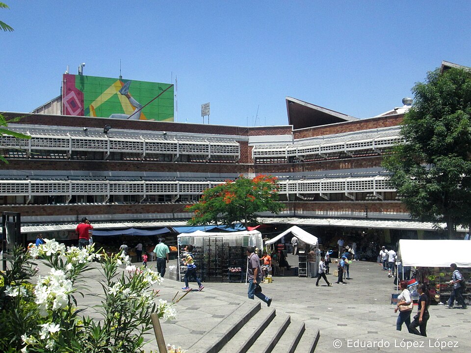 Patio interior y fachadas de ladrillo del Mercado Libertad
