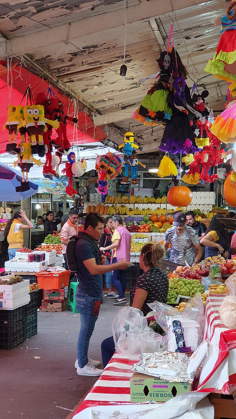 Frutas y piñatas en un pasillo del Mercado San Juan de Dios